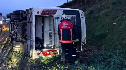 Van yolunda korkutan kaza: Emniyet personelini taşıyan araç devrildi