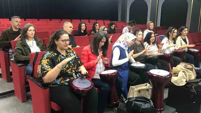 Tebeşiri bıraktılar, ritmi yakaladılar: Eğitimciler sahnede devleşti