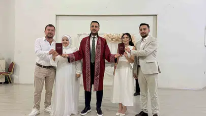 Tarsus'ta unutulmaz bir gün: Kardeşler aynı nikah masasında birbirlerine 'evet' dediler