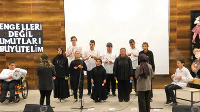 Sahne onların, alkışlar yüreklerine: Bayburt’ta özel öğrencilerden unutulmaz performans