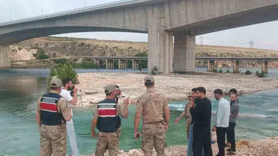 Keyifli başlayan gün kabusa döndü: Fırat Nehri kıyısında mahsur kalan 8 kişiyi jandarma kurtardı