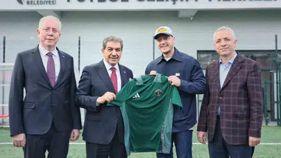 Esenler’de Mesut Özil rüzgarı: Dünya yıldızı gençlerle buluştu, penaltı noktasına geçti