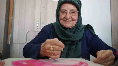 82 yaşında sanatla gelen ikinci bahar: Gelinliğini kendi diken kadın şimdi eserleriyle büyülüyor