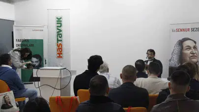 Arif Pişkin’in sesiyle Sennur Sezer rüzgarı: Şiirler bu kez öğrenciler ve fabrika işçileri için yankılandı
