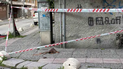 Eskişehir'de korkutan anlar: Çatıdan kopan parçalar kaldırımı savaş alanına çevirdi