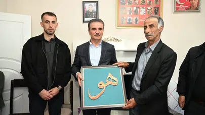 Erzurum’da bayramın buruk ama vefalı yüzü: Vali Baruş şehit evlerinde