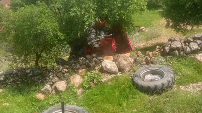 Ölümle burun buruna geldi: Saniyelerle yarışıp traktörden atladı, uçurumun kenarından döndü