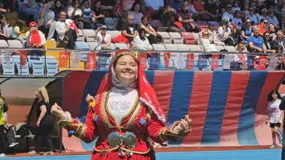 Zonguldak’ta bayram coşkusu: 107 metrelik dev bayrakla gövde gösterisi
