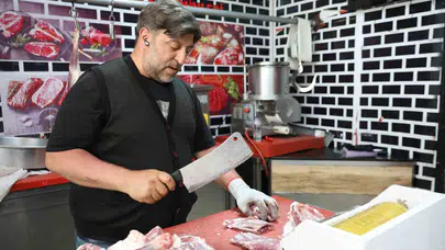 Kurban Bayramı'nda kasaplarda mesai saati kavramı kalktı: Etler ziyan olmasın diye gece gündüz çalışıyorlar