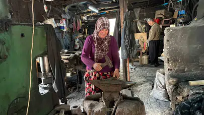 42 yıllık hayat arkadaşlığı demir dövme sanatıyla birleşti: Artık o sadece eşi değil, en büyük iş ortağı