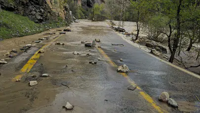 Munzur Nehri taştı, Ovacık yolu trafiğe kapandı: Ekipler seferber oldu