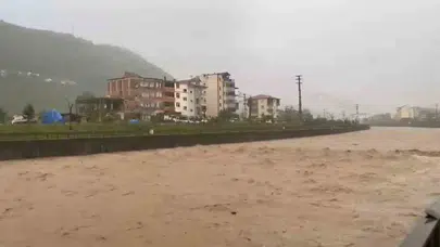 Trabzon'da kabus dolu saatler: Araklı'da sel suları hayatı felç etti