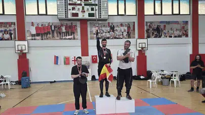 Eskişehir’in gururu oldu: Kılıçların çarpıştığı arenada kürsüye çıktı