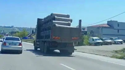 Samsun trafiğinde yürekleri ağza getiren görüntü: Tonlarca ağırlıktaki borularla böyle ilerledi