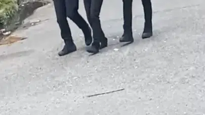 Sultangazi'de korku dolu saatler: İtfaiye merdiveniyle balkondan girip annesini kurtardılar