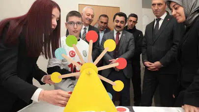Engel tanımayan yetenekler Bayburt’ta sahneye çıktı: Hayallerini bilimle birleştirdiler