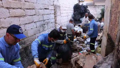 Mersin'de mahalleliyi canından bezdiren görüntü: Müstakil ev çöp dağına dönüştü