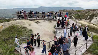 Peri bacalarının gölgesinde bayram bereketi: Turist akını başladı