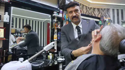 Reyhanlı'da 46 yıllık gelenek: Müşterisine saygısını takım elbisesiyle gösteriyor
