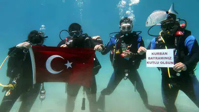 Bayram coşkusu 5 metre derine indi: Balıklarla bayramlaştılar