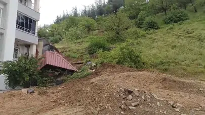 Osmaniye’de korku dolu anlar: Yamaçtan kopan toprak kütlesi yaşam alanlarını yuttu