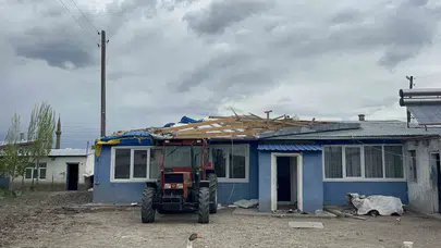 Kars’ta gökyüzü kabusa döndü: Evlerin çatıları kağıt gibi uçtu