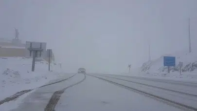 Bahar geldi derken kış geri döndü: Bayburt'ta Mayıs ayında lapa lapa kar sürprizi