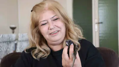 Ölümün kıyısından döndü: Apartman boşluğunda bulduğu ebabil kuşuna bebek gibi baktı