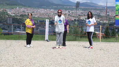 Özel çocukların kahraman anneleri sahaya indi: Bocce ile hem stres attılar hem sosyalleştiler