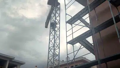Maaşlarını alamayan işçiler çareyi gökyüzüne çıkmakta buldu: İnşaat alanında gergin bekleyiş