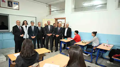 Sıra arkadaşı olduğu okul sıralarına yıllar sonra başkan olarak döndü: Gençlerin sınav heyecanına ortak oldu