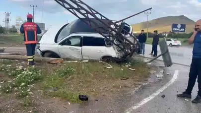 Elazığ yolunda dehşet anları: Kontrolden çıkan SUV direğe böyle çarptı