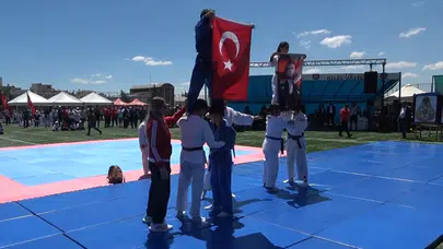 Kilis’te nefes kesen anlar: İnsan piramidinden yükselen şanlı bayrak