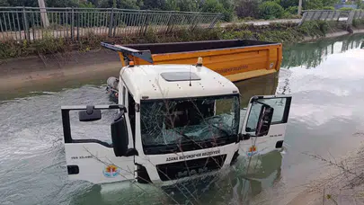 Adana'da dehşet anları: Hafriyat tırı bariyerleri aşıp kanala uçtu