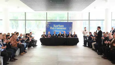 İnegöl’de bayram mesaisi: Protokol ve vatandaşlar kucaklaştı