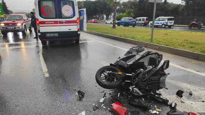 Kuşadası’nda yağmur kazayı getirdi: Kırmızı ışıkta bekleyen otomobile çarpan motosikletli ağır yaralandı