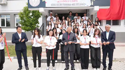 Genç beyinlerin bilimsel yolculuğuna tam destek: Başkan Bozkurt projeleri tek tek inceledi