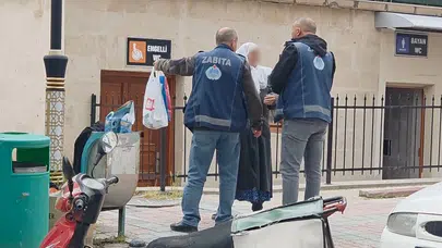 Kütahya'da cadde ortasında gergin anlar: Zabıta ekiplerine direnen dilenci kadına polis müdahalesi