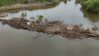 Söke’nin tarihine çöp darbesi: Asırlık Taşköprü göz göre göre eriyor