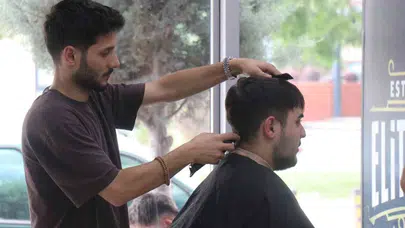 Bayram tıraşı için makaslar durmuyor: Sakarya’da berber koltuklarında gece mesaisi başladı