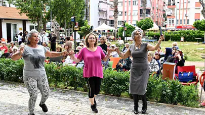 Antalya’da bahar coşkusu: Yaşlı evleri sakinleri hem eğlendi hem zinde kaldı