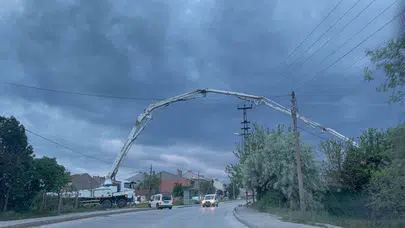 Eskişehir’de tehlikeye davetiye: Trafiğin ortasında beton şovu
