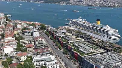 İstanbul’un kalbinde bayram şöleni: Beyoğlu’nun tarihi dokusu al bayrakla buluştu