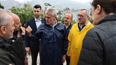 Hatay'da felaketin izlerini silmek için sahaya indi: Başkan Öntürk'ten gece mesaisi
