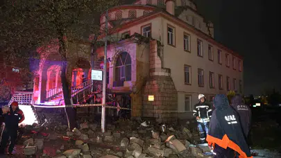 Elazığ'da korku dolu anlar: Yıldırım isabet eden caminin minaresi yerle bir oldu