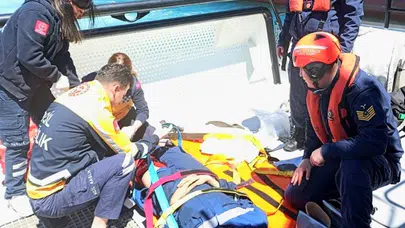 Amasra açıklarında korku dolu anlar: Merdivenden düşen denizci için zamanla yarışıldı
