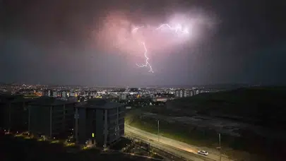 Batman semalarında görsel şölen: Geceyi gündüze çeviren anlar kamerada