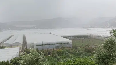 Meteoroloji'den gelen kritik uyarı gerçeğe dönüştü: Erdemli'de hayatı felç eden sağanak başladı