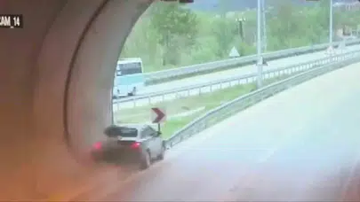 Amasya'da korku dolu anlar: Tünel çıkışında direksiyon hakimiyetini kaybedince bariyerlere böyle çarptı