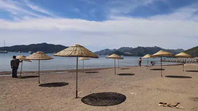 Marmaris’te deniz sezonu için geri sayım başladı: Halk plajlarında hummalı hazırlık